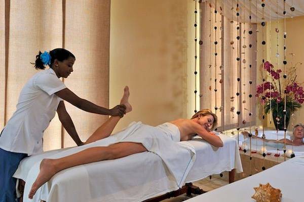 Eine Frau im Spa-Bereich des Bahia Principe Grand Bavaro, die eine Massagebehandlung erhält.