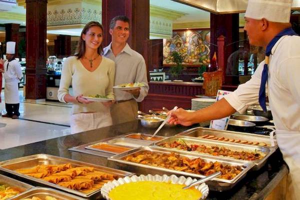 Paar im Bahia Principe Grand Bavaro Hotel serviert sich am Buffet