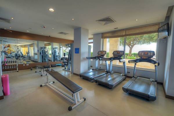 Fitnessstudio im Radisson Blu Resort & Spa, Malta Golden Sands mit Laufbändern und Kraftgeräten.