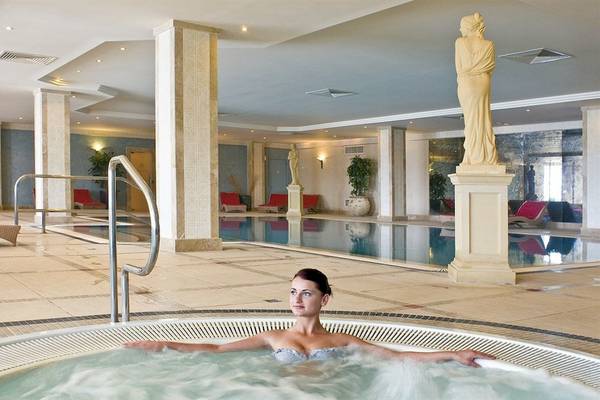 Frau in einem Whirlpool im Radisson Blu Resort & Spa, Malta Golden Sands