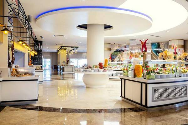 Buffet-Halle im Seaden Sea World Resort & Spa mit einer Auswahl an Gerichten.