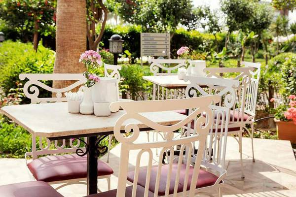 Gartenterrasse mit Tischen und Stühlen im Seaden Sea World Resort & Spa.