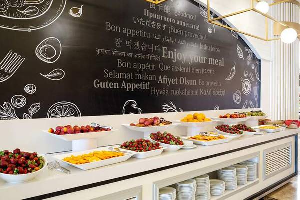 Buffet-Tisch mit Obst im Seaden Sea World Resort & Spa