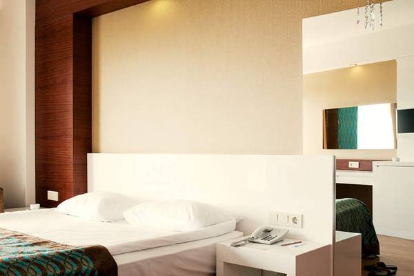 Hotelzimmer im Seaden Sea World Resort & Spa mit einem Bett, Dekor und Telefon