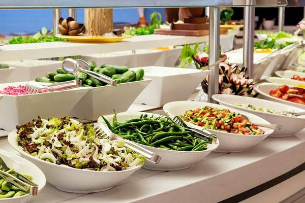 Mehrere Salatbuffets mit verschiedenen Salaten im Seaden Sea World Resort & Spa.