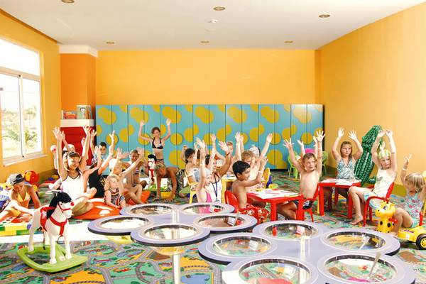 Kinder in einem farbenfrohen Spielzimmer im Seaden Sea World Resort & Spa