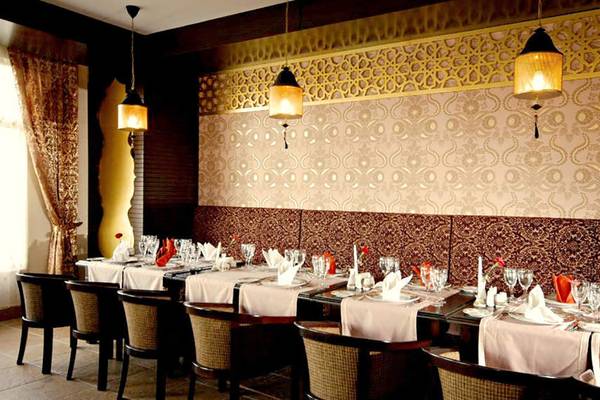 Restauranttisch im Seaden Sea World Resort & Spa, stilvoll eingerichtet mit Tischdecken und Servietten.