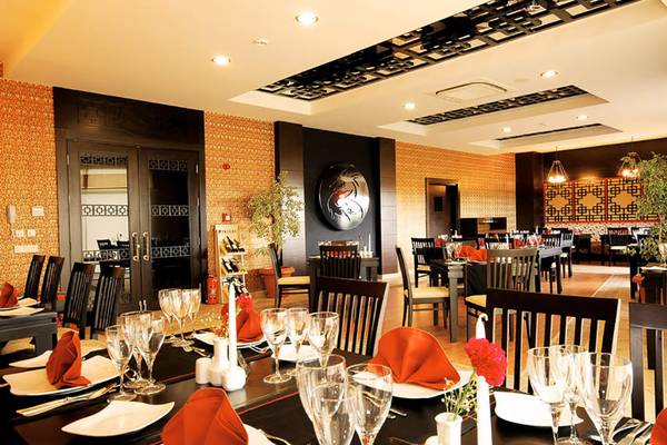 Innenansicht des Restaurants im Seaden Sea World Resort & Spa mit gedeckten Tischen und dekorativen Elementen.