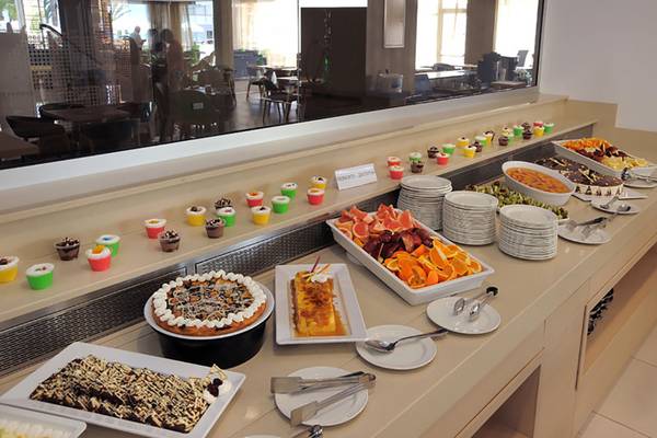 Buffet im Nelia Beach Hotel & Spa mit verschiedenen Desserts und Früchten.