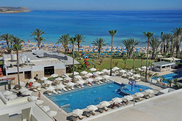 Luftaufnahme des Nelia Beach Hotel & Spa mit Blick auf den Strand, Schwimmbädern und Palmen