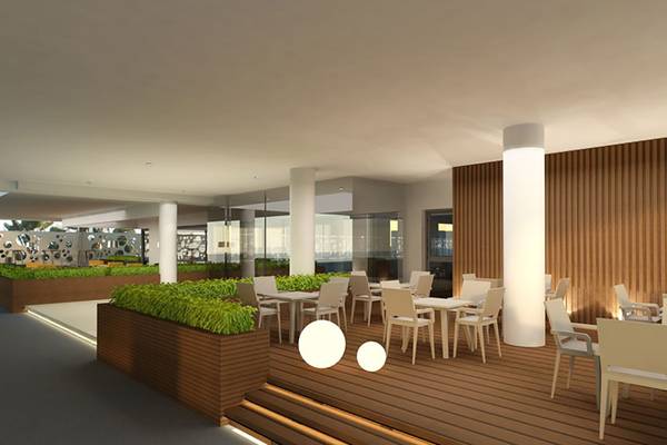 Visualisierung der Terrasse im Nelia Beach Hotel & Spa mit Tischen und Stühlen.