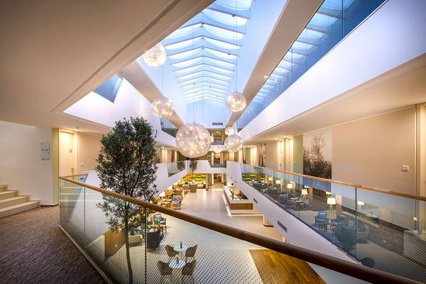 Innenbereich des Valamar Argosy Hotels mit hoher Lobby, heller Beleuchtung und hängenden Leuchten.