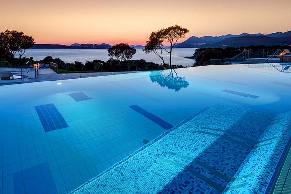 Valamar Argosy Hotel Infinity Pool bei Sonnenuntergang mit Blick aufs Meer