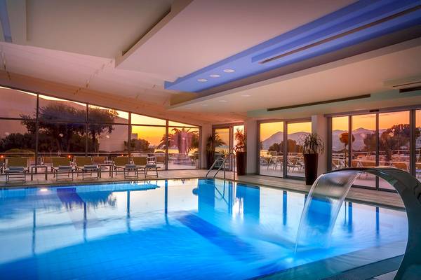 Pool im Valamar Argosy Hotel bei Sonnenuntergang mit Blick auf das Meer und die Berge