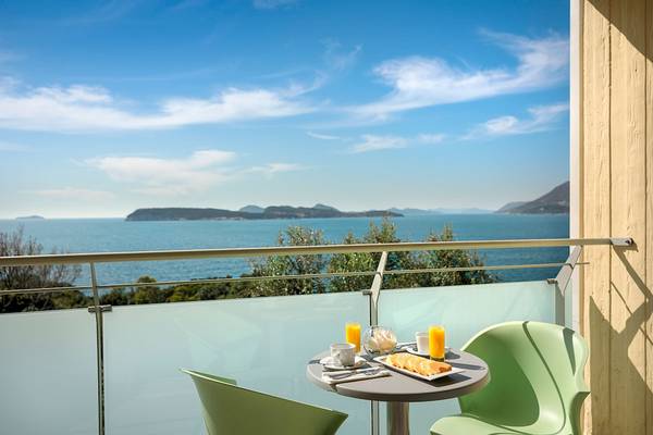 Frühstück auf dem Balkon mit Meerblick im Valamar Argosy Hotel