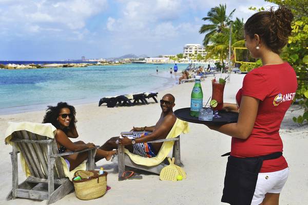 Bedienungspersonal mit Getränken am LionsDive Beach Resort am Strand