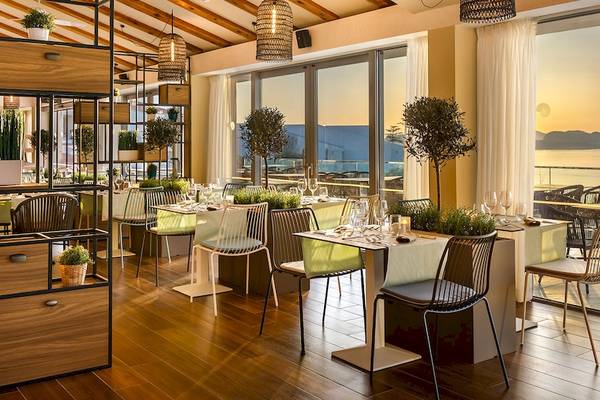 Innenansicht des Restaurants im Valamar Argosy Hotel mit Blick auf den Ozean.