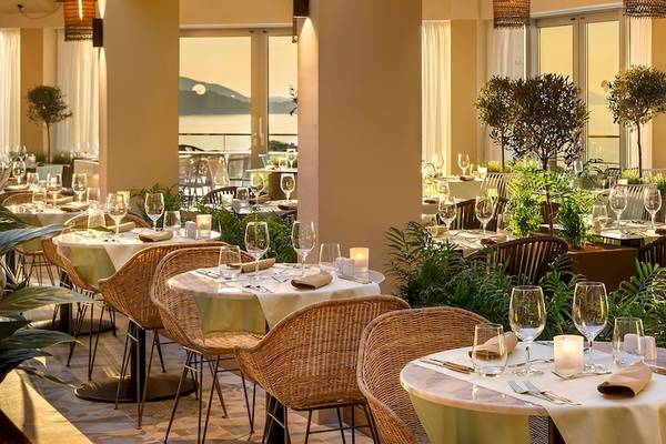 Restaurant des Valamar Argosy Hotels mit Blick auf die Stadt und den Berg.