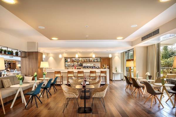 Lobby-Bereich des Valamar Argosy Hotels mit Bar, Tischen und Stühlen.