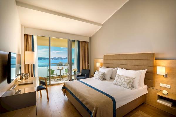 Valamar Argosy Hotelzimmer mit Meerblick, Bett, Schreibtisch und Balkon.