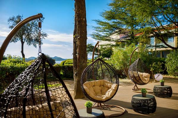 Außenloungebereich des Valamar Argosy Hotels mit Hängesesseln und Tischen