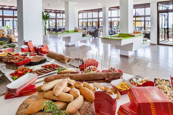 Buffetbereich im Occidental Jandia Playa Hotel mit verschiedenen Speisen und Snacks auf einem großen Tisch.