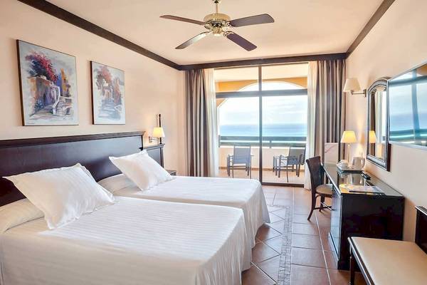 Doppelzimmer im Occidental Jandia Playa Hotel mit Meerblick, zwei Betten, Schreibtisch und Balkon