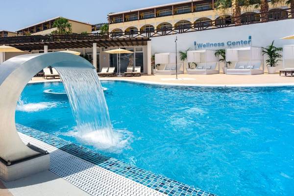 Pool und Wellness-Center im Occidental Jandia Playa Hotel