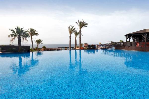 Außenpool des Occidental Jandia Playa Hotels mit Blick auf das Meer und Palmen