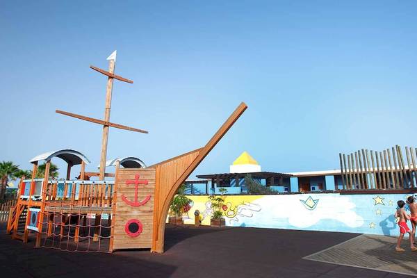 Spielplatz im Occidental Jandia Playa Hotel mit bunten Wandmalereien und einem Basketballkorb.