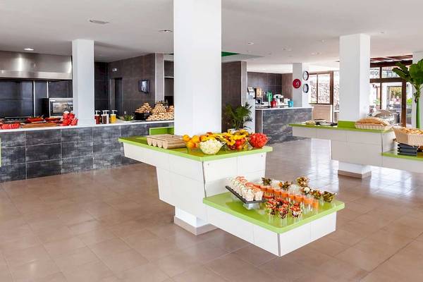 Frühstücksbuffet im Occidental Jandia Playa Hotel mit verschiedenen Früchten und Speisen.