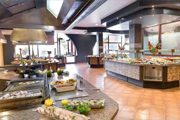 Buffetrestaurant im Hotel Occidental Jandia Playa mit verschiedenen Speisen und Gerichten.