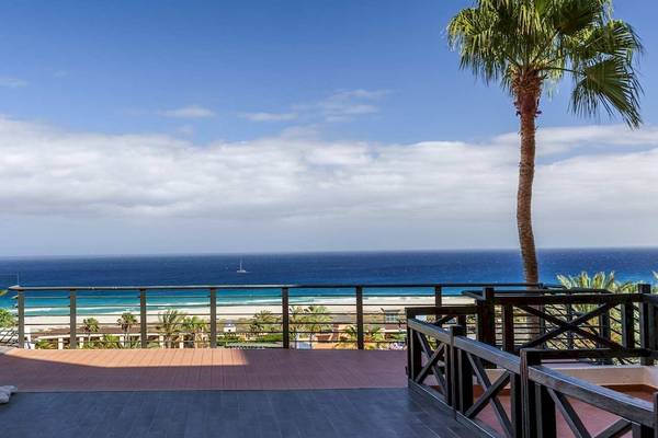 Aussicht vom Balkon des Occidental Jandia Playa Hotels auf das Meer und die Küste.