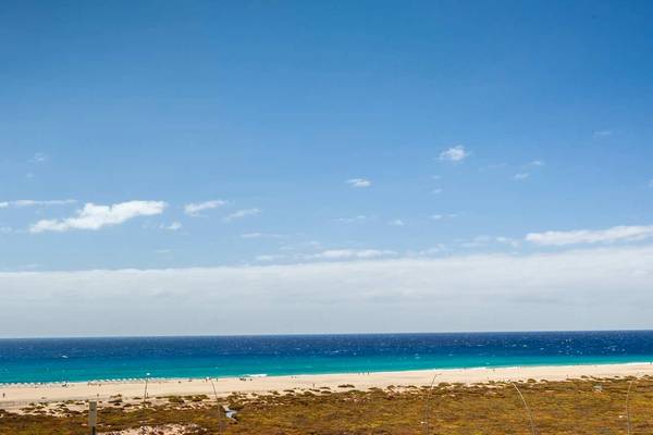 Strandansicht mit dem Occidental Jandia Playa Hotel im Hintergrund