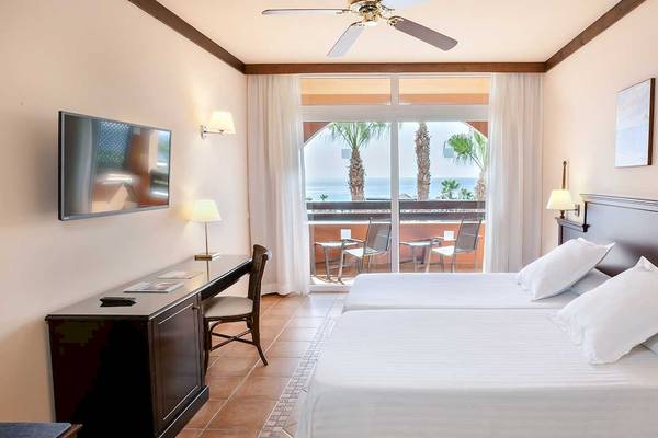 Doppelzimmer im Occidental Jandia Playa mit Blick auf den Ozean und eine Terrasse.