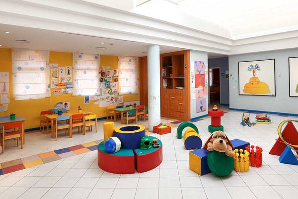 Kinderspielzimmer im Hotel Occidental Jandia Playa mit bunten Spielzeugen und Möbeln.