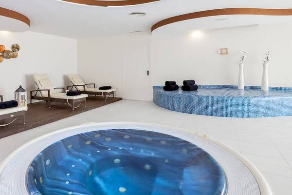 Innenbereich des Occidental Jandia Playa Hotels mit Whirlpool und Loungebereich