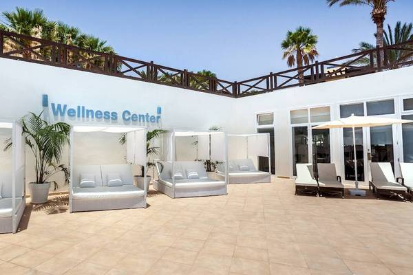 Wellness Center auf der Terrasse des Occidental Jandia Playa Hotels mit Liegen und Palmen