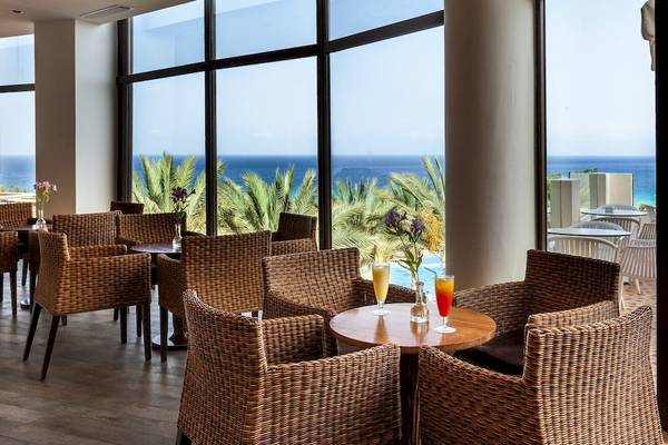 Innenansicht des Restaurants im Occidental Jandia Playa Hotel mit Blick auf den Ozean