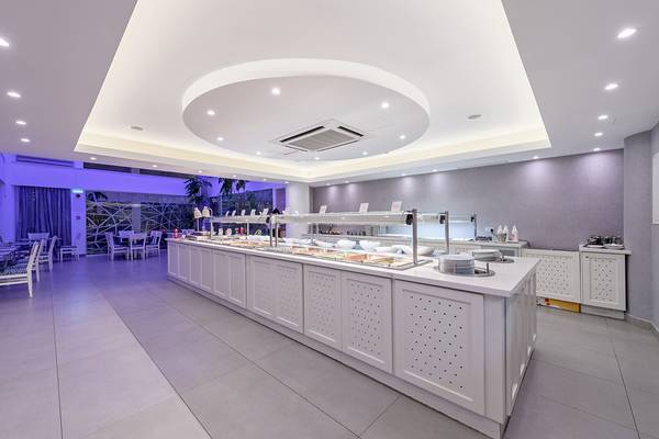 Buffetbereich im Tasia Maris Sands Hotel mit weißen Möbeln und moderner Einrichtung.