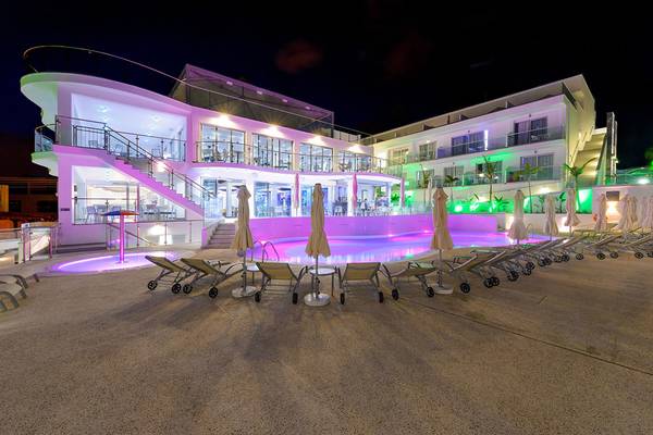 Tasia Maris Sands Hotel bei Nacht mit Pool und Liegen
