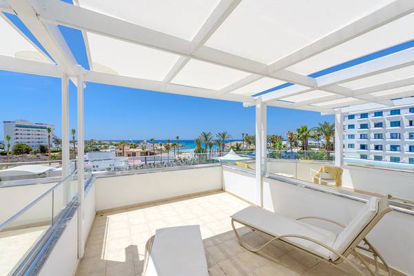 Terrasse im Tasia Maris Sands Hotel mit Blick auf das Meer und die Stadt.