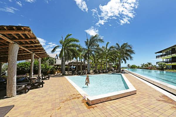 Ein kleines Mädchen springt in den Pool im LionsDive Beach Resort.
