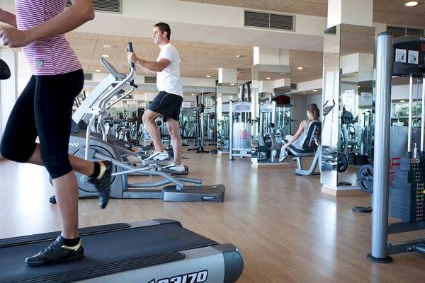 Fitness Center im Landmar Costa Los Gigantes Hotel mit Mitgliedern, die Geräte nutzen.