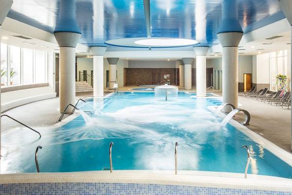 Schwimmbad im Landmar Costa Los Gigantes Hotel mit blauen Säulen und Wasserfällen