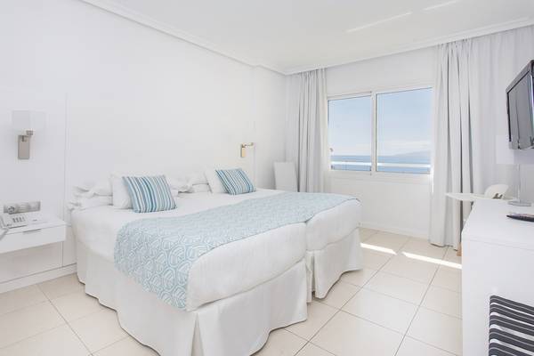 Doppelbettzimmer im Hotel Landmar Costa Los Gigantes mit Meerblick