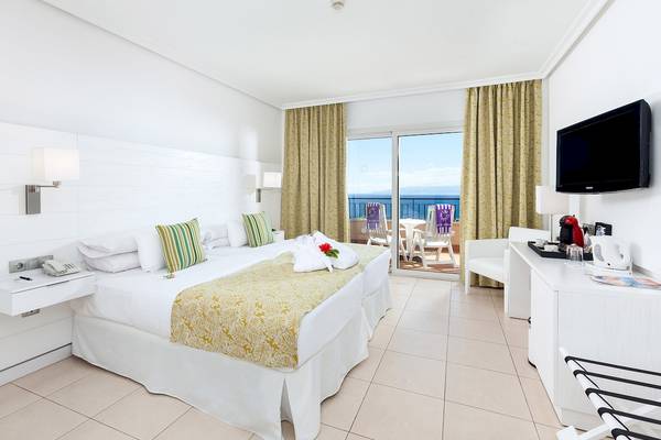 Innenansicht eines Hotelzimmers im Landmar Costa Los Gigantes mit Blick auf das Meer.
