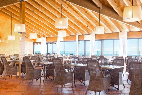 Innenansicht des Restaurants im Landmar Costa Los Gigantes Hotel mit vielen Tischen und Stühlen.