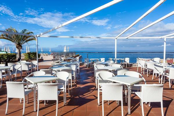 Terrasse des Landmar Costa Los Gigantes Hotels mit Blick auf den Ozean