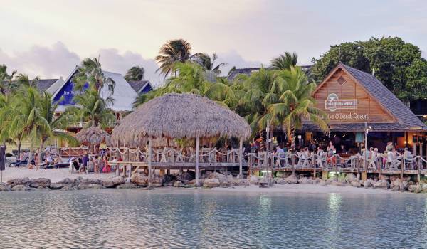 Außenbereich des LionsDive Beach Resort mit Blick auf den Strand und das Meer.